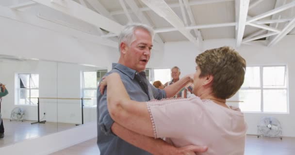 Dois Felizes Casais Seniores Caucasianos Passando Tempo Juntos Salão Baile — Vídeo de Stock