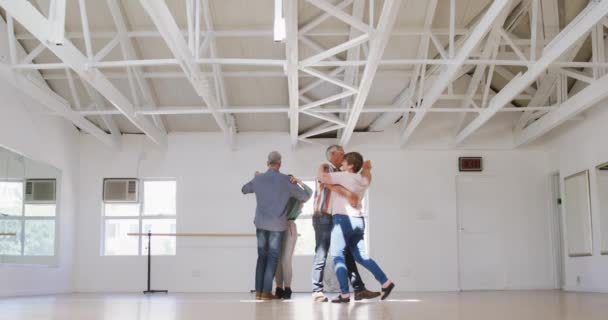 Mutlu Kafkas Çifti Bir Balo Salonunda Birlikte Vakit Geçiriyorlar Dans — Stok video