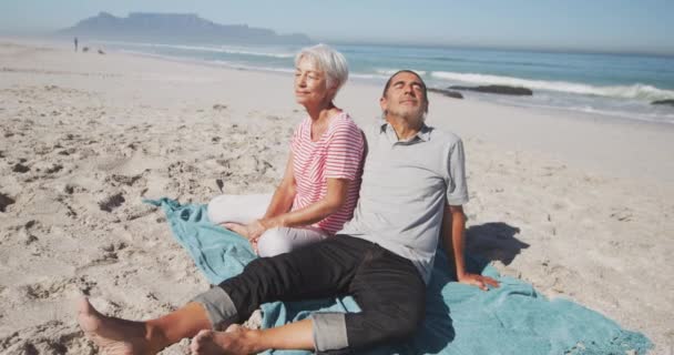 Üst Düzey Beyaz Çift Kumsalda Eğleniyor Bir Battaniyenin Üzerinde Oturuyor — Stok video