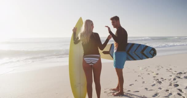 Biała Para Bawiąca Się Plaży Stojąca Trzymająca Deski Surfingowe Przybijająca — Wideo stockowe