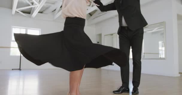 Una Feliz Pareja Mayor Caucásica Pasando Tiempo Juntos Salón Baile — Vídeos de Stock