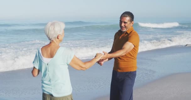 Vacaciones Verano Playa Senior Pareja Caucásica Disfrutando Del Tiempo Playa — Vídeo de stock