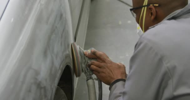 Afroamerykanin Mechanik Samochodowy Pracujący Warsztacie Miejskim Noszący Maskę Twarzy Polerujący — Wideo stockowe