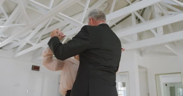 Una Feliz Pareja Mayor Caucásica Pasando Tiempo Juntos Salón Baile — Vídeos de Stock