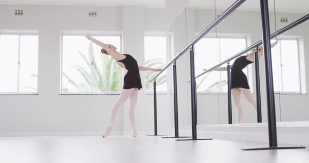 Danseuse Ballet Caucasienne Portant Tricot Noir Préparant Pour Cours Danse — Video