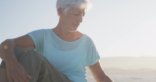 Vacances Été Plage Femme Caucasienne Senior Profitant Temps Plage Assise — Video