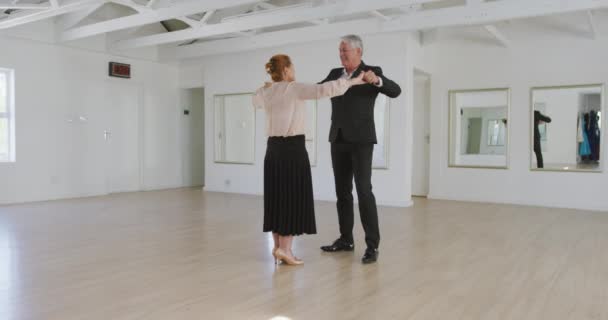 Una Feliz Pareja Mayor Caucásica Pasando Tiempo Juntos Salón Baile — Vídeos de Stock