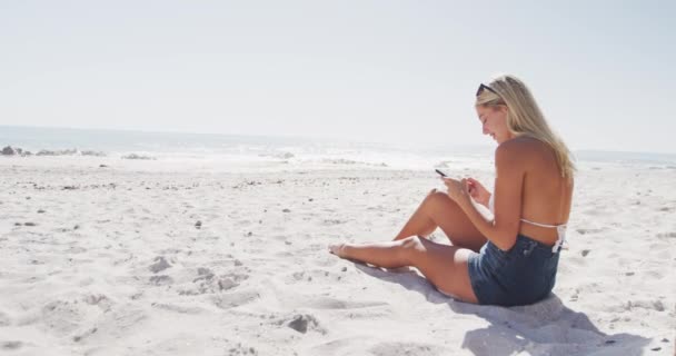 Femme Caucasienne Profiter Temps Plage Assis Sur Sable Souriant Utilisant — Video