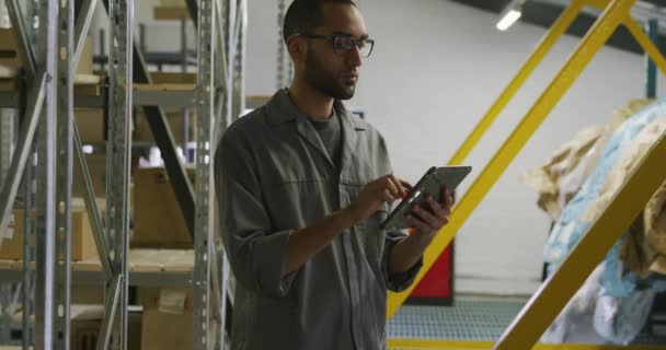 Mecánico Automóviles Afroamericano Trabajando Taller Municipal Parado Almacén Usando Una — Vídeos de Stock