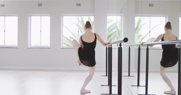 Mulher Dançarina Balé Caucasiana Vestindo Tricot Preto Preparando Para Aula — Vídeo de Stock