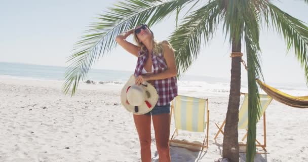 Kaukasische Frau Genießt Die Zeit Strand Steht Einer Palme Und — Stockvideo