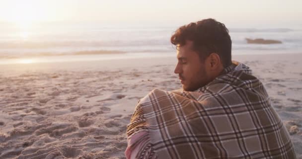 Porträt Eines Kaukasischen Mannes Der Die Zeit Strand Genießt Eine — Stockvideo