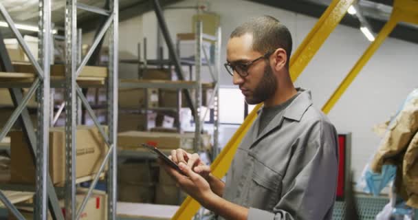 Meccanico Afroamericano Che Lavora Officina Cittadina Piedi Magazzino Utilizzando Tablet — Video Stock