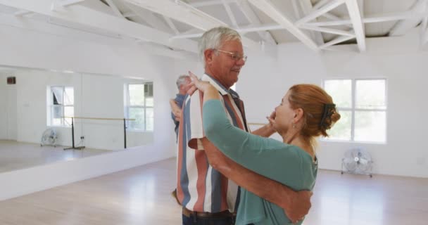 Feliz Casal Idosos Caucasianos Passando Tempo Juntos Salão Baile Participando — Vídeo de Stock