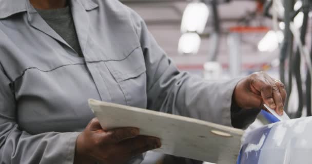 Mecánica Automóviles Afroamericana Trabajando Taller Municipal Pintando Cuerpo Coche Cámara — Vídeos de Stock