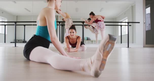 Cuatro Bailarinas Ballet Caucásicas Llevando Triciclos Ejercitándose Juntas Interactuando Estirándose — Vídeos de Stock