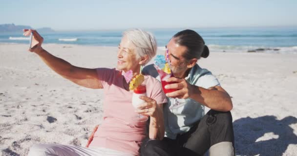 Vacances Été Plage Couple Caucasien Sénior Profiter Temps Plage Embrasser — Video