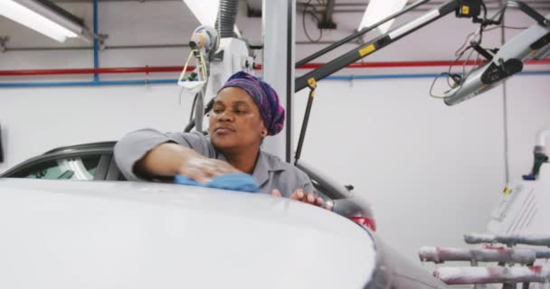 Mekanik Mobil Perempuan Afrika Amerika Bekerja Bengkel Kota Membersihkan Atap — Stok Video