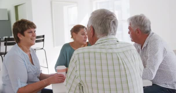 Grupo Amigos Seniores Felizes Sentados Uma Mesa Juntos Socializando Antes — Vídeo de Stock