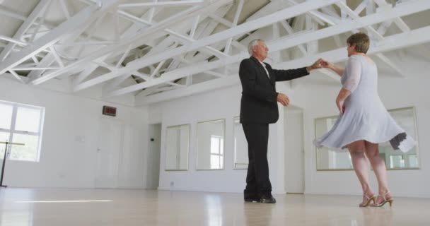 Una Feliz Pareja Mayor Caucásica Pasando Tiempo Juntos Salón Baile — Vídeos de Stock