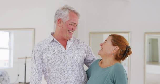 Retrato Casal Idosos Caucasianos Felizes Passando Tempo Juntos Socializando Antes — Vídeo de Stock