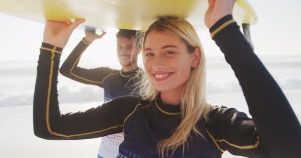 Retrato Una Pareja Caucásica Disfrutando Del Tiempo Playa Sosteniendo Tablas — Vídeo de stock