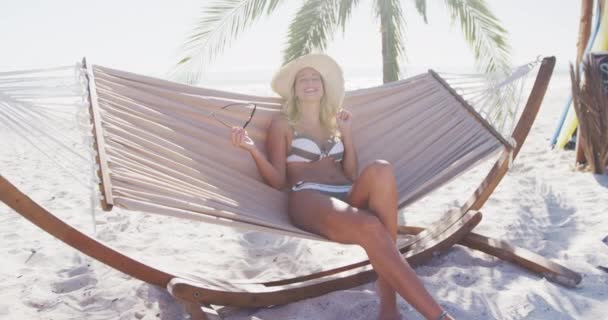 Retrato Una Mujer Caucásica Disfrutando Del Tiempo Playa Tumbada Una — Vídeos de Stock