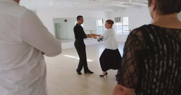 Professor Misto Dança Sexo Masculino Tendo Uma Aula Dança Salão — Vídeo de Stock