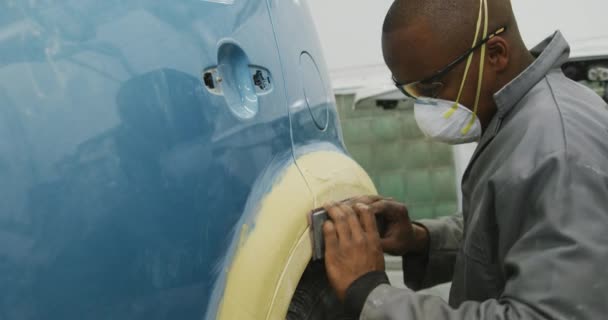 Αφροαμερικάνος Μηχανικός Αυτοκινήτων Που Εργάζεται Ένα Εργαστήριο Πόλης Φορώντας Μάσκα — Αρχείο Βίντεο