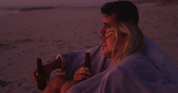 Pareja Caucásica Disfrutando Del Tiempo Playa Abrazándose Cubriéndose Con Una — Vídeo de stock