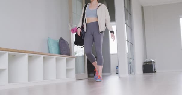 Retrato Uma Dançarina Balé Caucasiana Vestindo Roupas Esportivas Entrando Estúdio — Vídeo de Stock