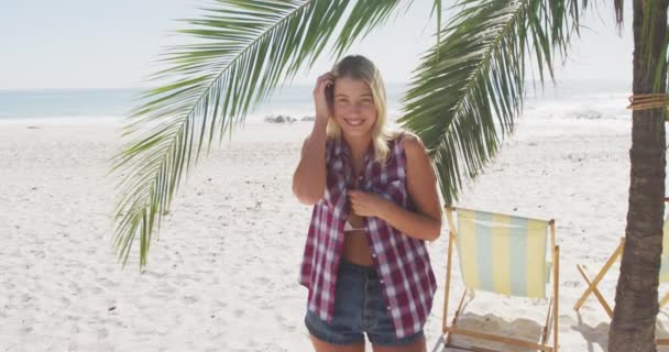 Portrait Caucasian Woman Enjoying Time Beach Standing Palm Tree Smiling — Stock Video