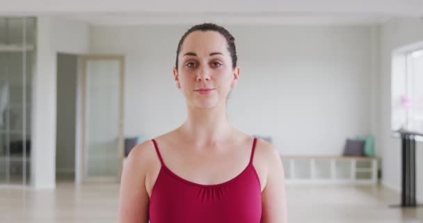 Portret Van Een Blanke Vrouwelijke Balletdanseres Rode Tricot Staande Een — Stockvideo