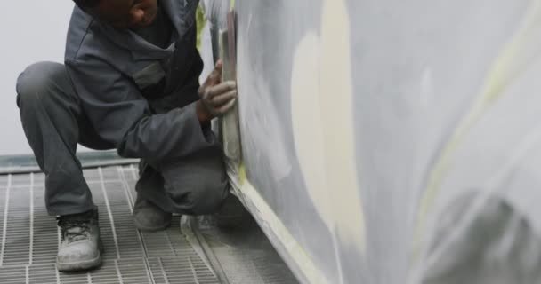 Mecánico Automóviles Afroamericano Trabajando Taller Municipal Puliendo Lado Coche Cámara — Vídeo de stock