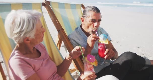 Sommerurlaub Strand Ein Älteres Kaukasisches Paar Genießt Die Zeit Strand — Stockvideo