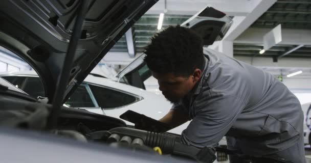 Africano Americano Carro Mecânico Trabalhando Uma Oficina Cidade Olhando Para — Vídeo de Stock