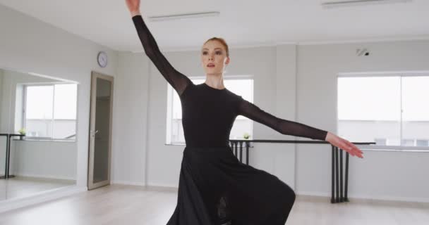 Bailarina Ballet Caucásica Vestida Negro Practicando Ballet Durante Una Clase — Vídeos de Stock