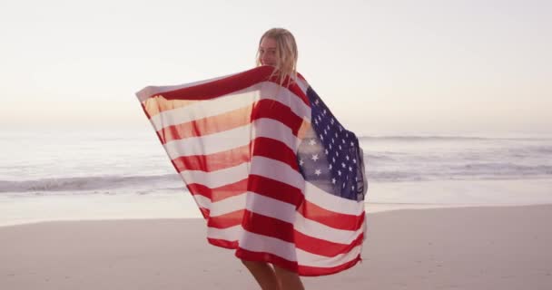 Mulher Caucasiana Aproveitando Tempo Praia Segurando Acenando Uma Bandeira Dos — Vídeo de Stock