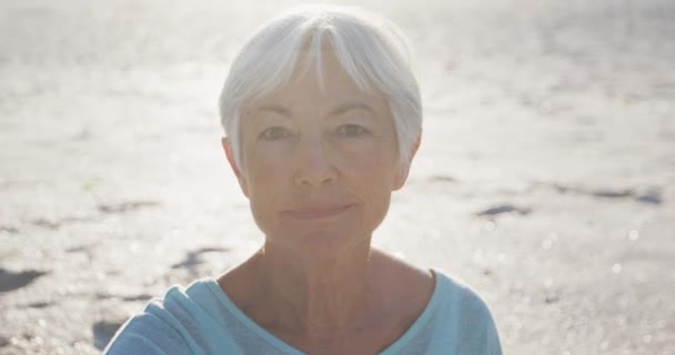 Yaz Sahil Tatili Yaşlı Beyaz Bir Kadının Portresi Kumsalda Eğleniyor — Stok video