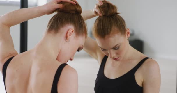 Běloška Baletní Tanečnice Černém Trikotu Stojící Zrcadla Studiu Zpomaleném Záběru — Stock video