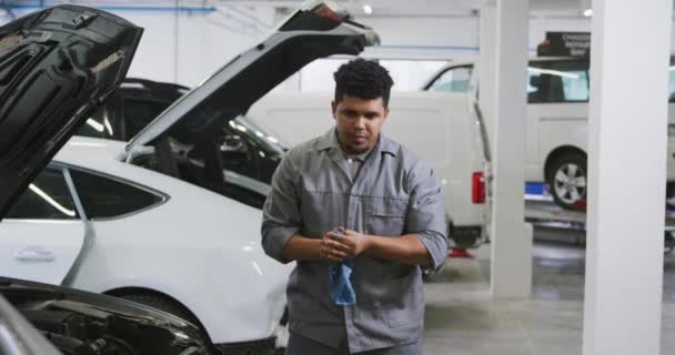 Retrato Mecánico Afroamericano Trabajando Taller Municipal Limpiándose Las Manos Con — Vídeo de stock