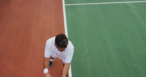 Tenis Kıyafetleri Giyen Tenis Kortunda Vakit Geçiren Güneşli Bir Günde — Stok video