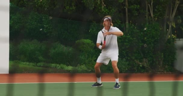 Vit Man Klädd Tennisvita Spenderar Tid Bana Spelar Tennis Solig — Stockvideo