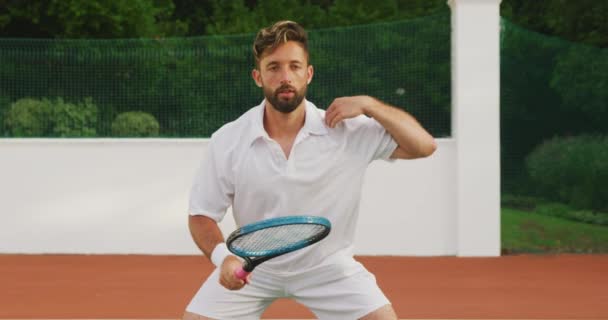 Míchaný Závodník Tenisovém Bílém Tráví Čas Hřišti Hraje Tenis Slunečného — Stock video