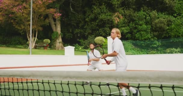 Een Blanke Gemengde Racemannen Die Samen Tennis Spelen Een Veld — Stockvideo