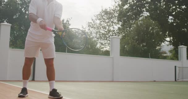 Een Gemengde Raceman Die Tenniswit Draagt Tijd Doorbrengt Een Baan — Stockvideo