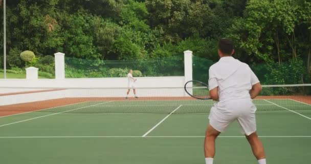 Een Blanke Gemengde Racemannen Die Samen Tennis Spelen Een Veld — Stockvideo