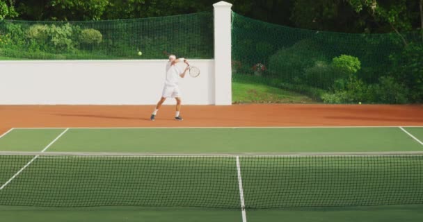 Vit Man Klädd Tennisvita Spenderar Tid Bana Spelar Tennis Solig — Stockvideo