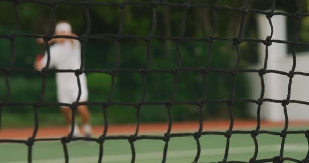 Белый Мужчина Теннисных Белках Проводит Время Корте Играет Теннис Солнечный — стоковое видео