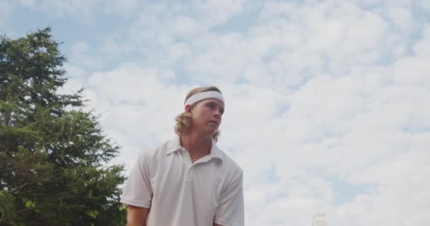 Een Blanke Man Die Tenniswit Draagt Tijd Doorbrengt Een Veld — Stockvideo